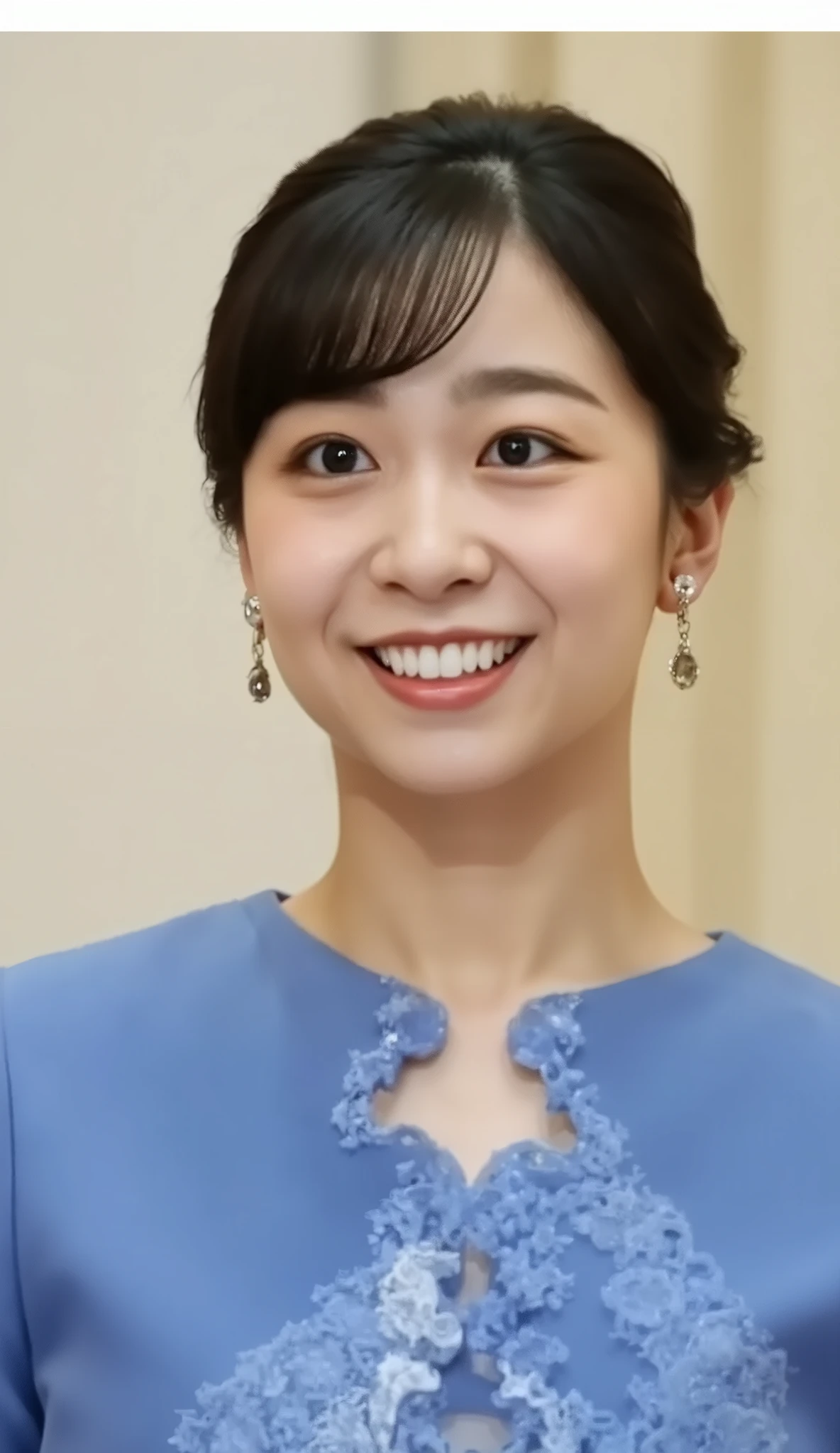 Japanese woman headshot、looking at the camera、Dark eyeshadow、 smile showing teeth、Red cheeks、ear piercing、necklace、upper body、Background is in a room、