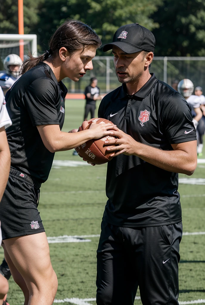 Um personal trainer do sexo masculino com 1,85 de altura, pele bronzeada, cabelos volumosos, brown eyes and slender physique training on the football field