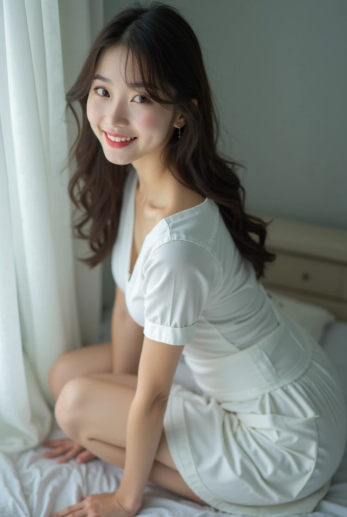 Beauty　White blouse　photograph　29-year-old　smile　Shoulder length hair