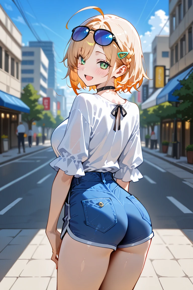 Maximum quality、Membros completos、dedos completos、uma linda mulher、Linda mulher peituda、Mulheres com cabelos lisoulher de cabelos castanhos、Top de malha laranja com gola alta e sem mangas、White shorts、black pantyhose、Um grande sorriso、Street trees、shibuya