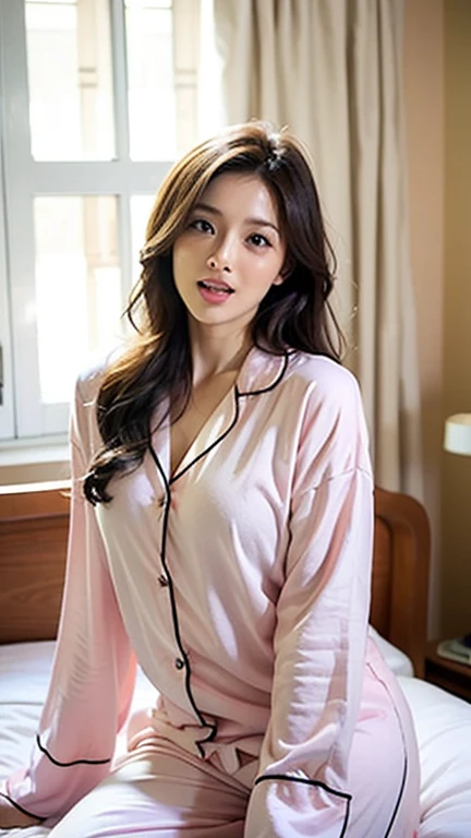 Southeast Asian long-haired beauty wears sexy pajamas，Sitting on bed in hotel room，Long legs are exposed、Slim waist、Chest。Face like the girl next door，Chest很豐滿。
