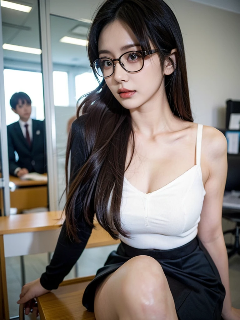 (8K, melhor qualidade, obra de arte:1,2), (Realista, photo-Realista:1,37), maximum quality, obra de arte, Uma linda mulher, 24 anos, professora sensual, Professora Sexy, roupas de trabalho justas e sexy, saia curta, Seios pequenos,  delgado, Cabelo coque, olhar safado, plano de fundo em uma sala de aula com cadeiras empilhadas e mesas de estudo, glasses teacher