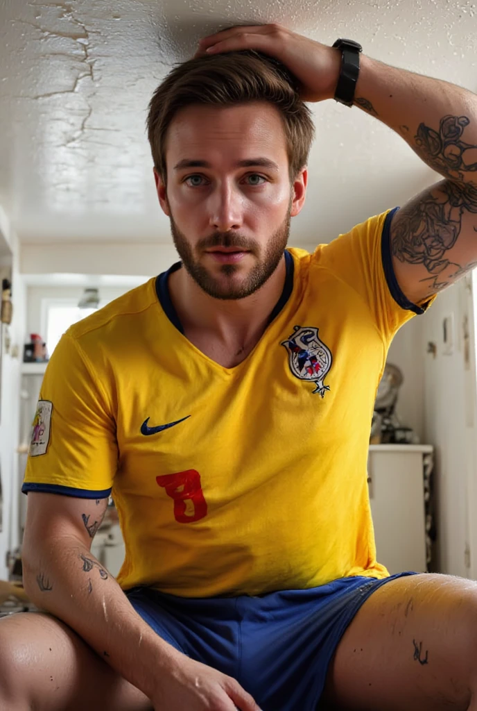 Homem musculosa na academia com volume na bermuda, suado com camiseta regata de o e piece