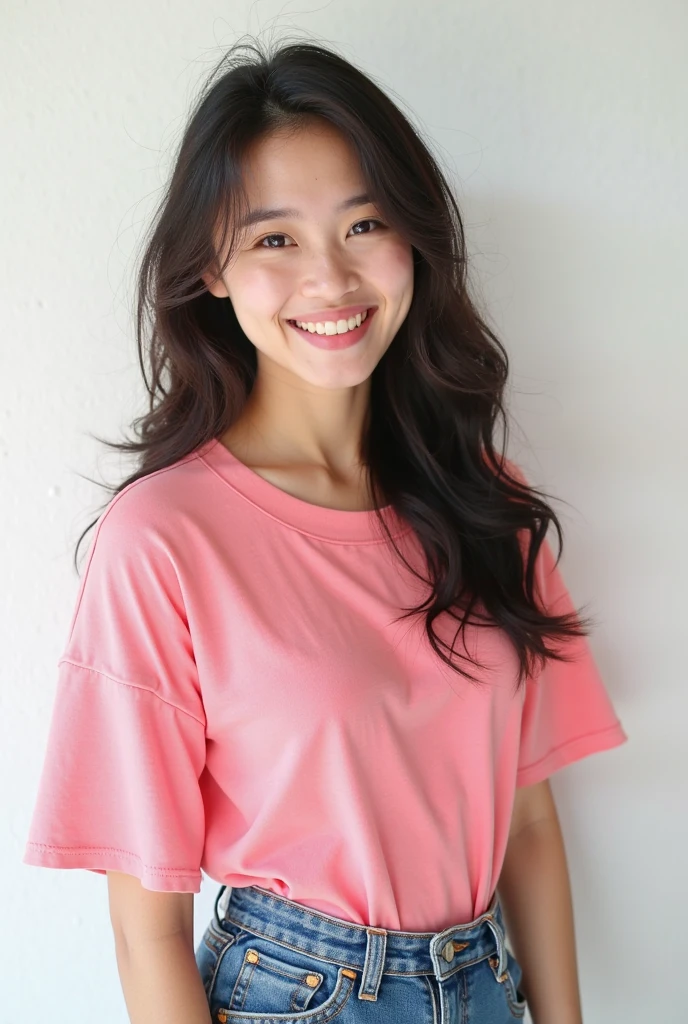 Cute woman, brown hair, white T-shirt, skinny jeans, smiling from the front