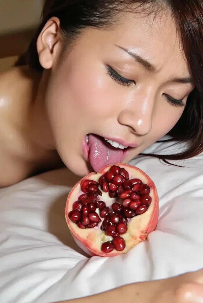 sushi party,practice of eating sushi or sashimi off an unclad woman's body、
Sashimi is placed on the chest and stomach of a naked woman lying on her back.Female body prime,