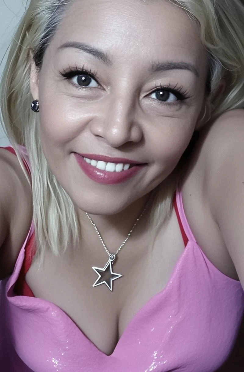 There is a woman with an angel halo on her head, 30-year-old woman from cuba, Parece Fabiula Nascimento, foto de perfil, Angelawhite, Tu teta, Imagen de perfil, Foto de perfil, taken in the early 2020s, ayahausca, Mrs. Kima, Tiro de medio cuerpo en primer plano