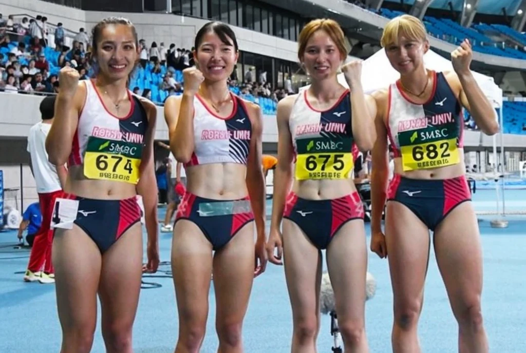 Highest quality,masterpiece,Very detailed, 8k,a 18 years old beautiful Japanese woman:1.5, Small face, (Detailed red uniform of Ritsumeikan University track and field team), A very provocative smile、 ((Muscular woman looking down at stadium:1.5, Breast Augmentation Surgery))、 height:176cm、 Detailed very smelly armpits、 Side piece
