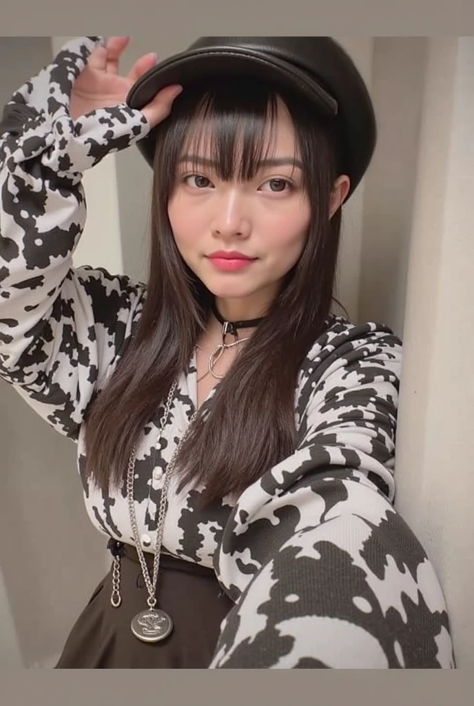 mayuzumi fuyuko, 1 garota, Sozinho, cabelo preto, tem, joia, cabelo longo, olhando para o espectador, franja, brincos, saia, fundo branco, Sorriso, camisa, fundo simples, heart brincos, mangas compridas, heart, black hat, black camisa, frilled gargantilha, seios grandes, olhos verdes, gargantilha, blunt franja, tronco, boina, medium seios, brown saia, babados, esmalte, fita, unhas vermelhas, boca fechada, Estampa de animal, corar, mangas com babados, estampa de leopardo, neck fita, own hands together