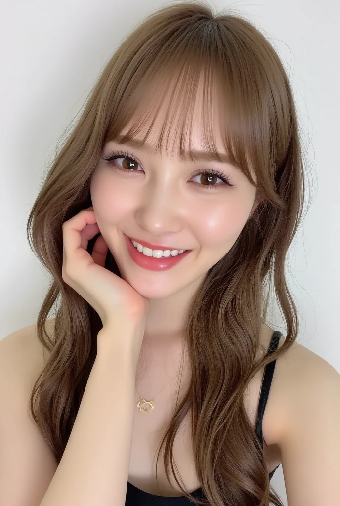 ((Selfie 1.6))((smile1.6))、the front、close - up face、Wavy hair⦅Looking at the camera⦆a blond、With bangs、Best Quality, masuter piece, 超A high resolution, (Photorealistic:1.4), Raw photo, high-level image quality, high-detail, masterpiece、a 18 year old girl、In the apartment