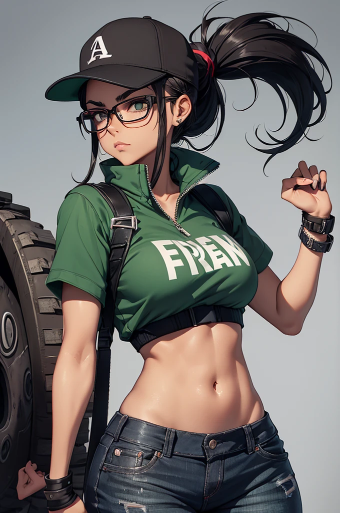 ((t○p table, mais alta qualidade, High resolution Lucifer,Captura de tela de anime、pixels perfeitos, 8K、Be careful when browsing、Sex)))、Anatomia perfeita、Miyu Kato、(((Maintenance staff、gordinho、seios grandes、quadris largos、quadris largos、coxas grossas、sendo contido、Hands on hips)))、(((cabelo curto、Costeletas compridas、Ponytail with single braid、cabelo castanho)))、(((camiseta branca、green cargo pants)))、black baseball cap、luvas marrons、suor,(olhos verdes)、 ((sorriso、corar))、(Piso de concreto escuro)
