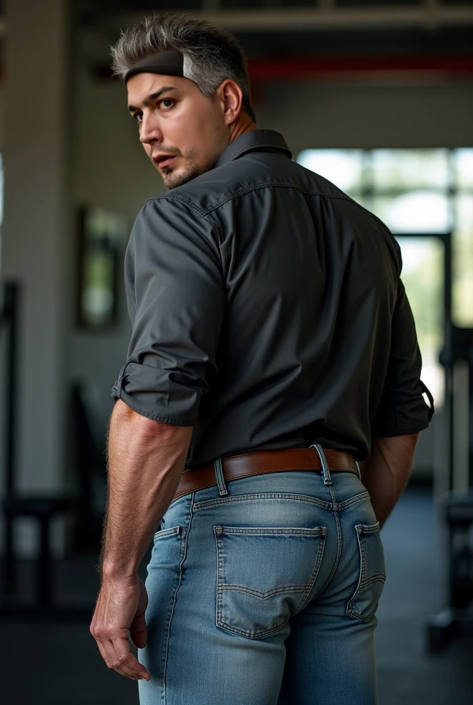 Un hombre negro con la cara se parece a Henry Cavill. Black man, Su cuerpo es musculoso y pectoral definido. paquete de seis. ingle. Cochas, pelo contra el viento. barba dentada. Big butt, in a moment of reflection. Full body. Fajado, gris oscuro Jeans backside. bent over