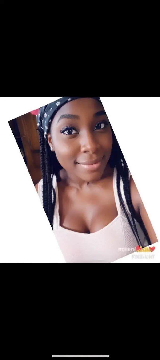 Beautiful young black girl with big breasts, long hair, ssmile, en soutien noire