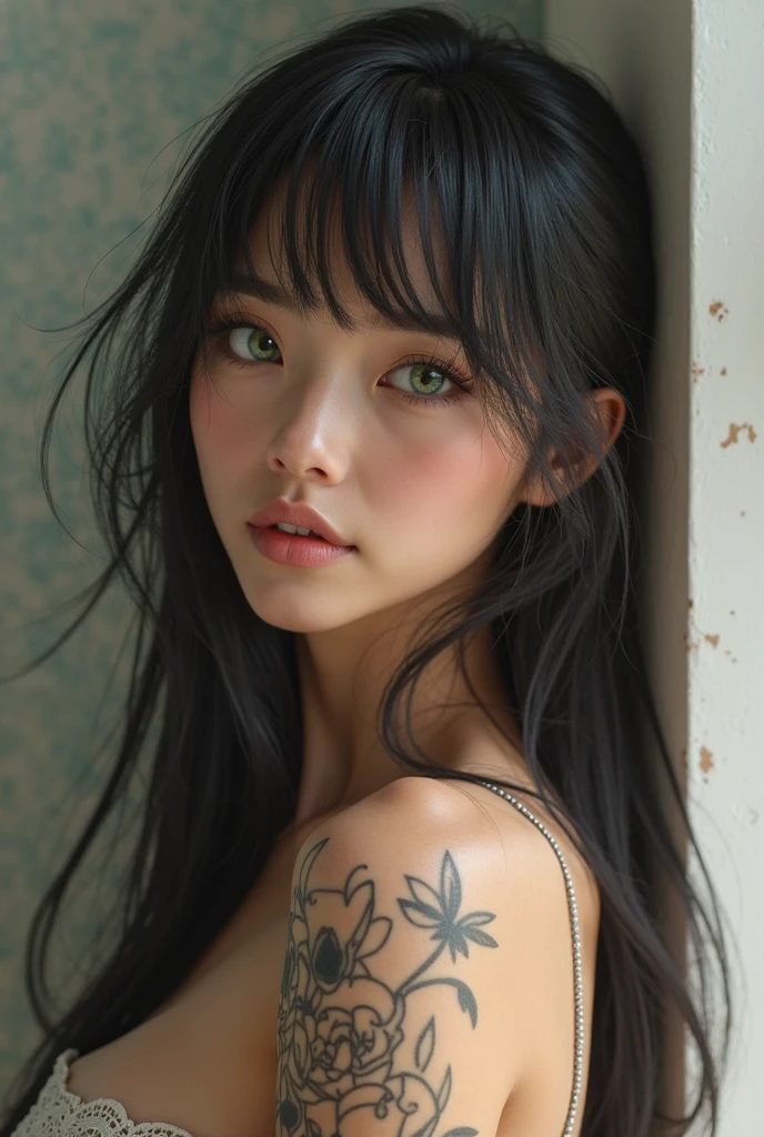 ulzzang de siren green eyes, cabelo preto longo, decote, roupa rasgada, tatuagem, piercings
melhor qualidade, obra-prima, (fotorrealista: 1.4)