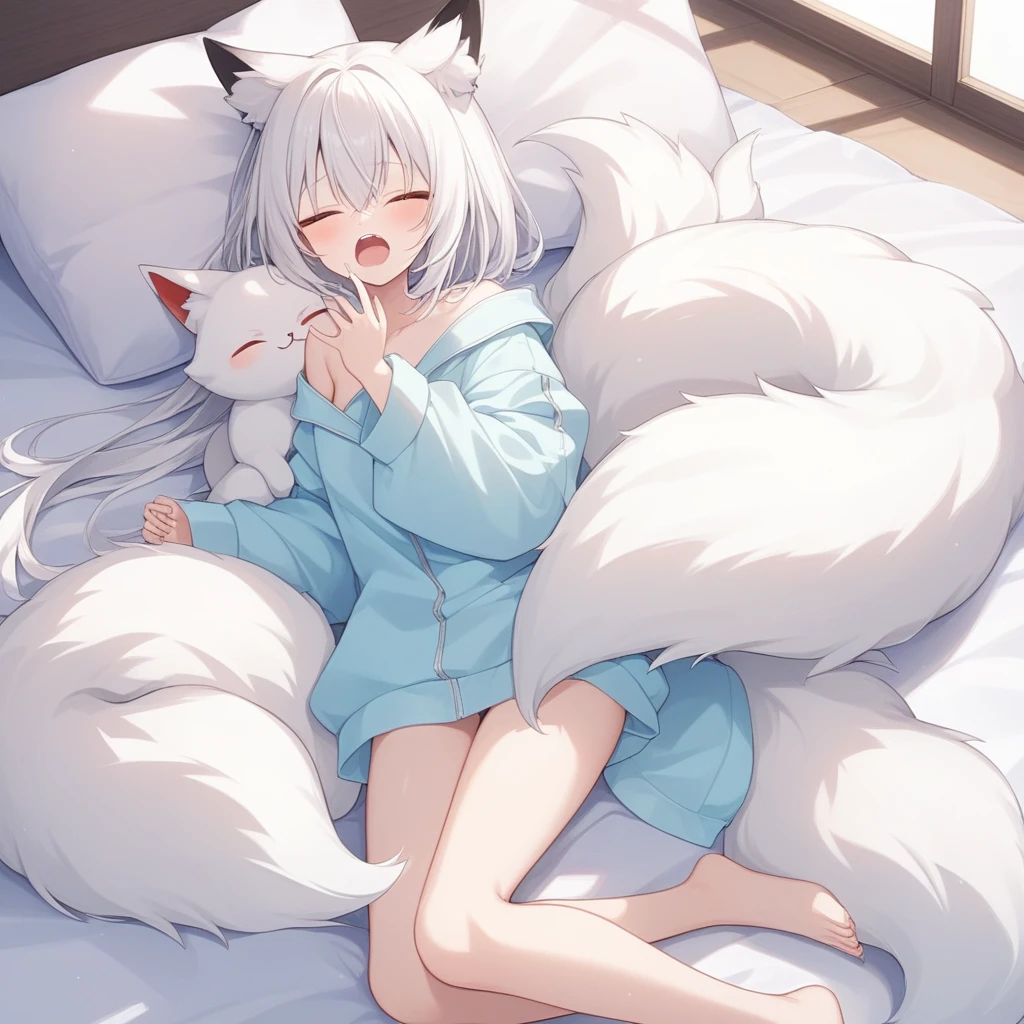 A fox demon asleep，White hair，A sweet smile on your sleep，Holding your big tail