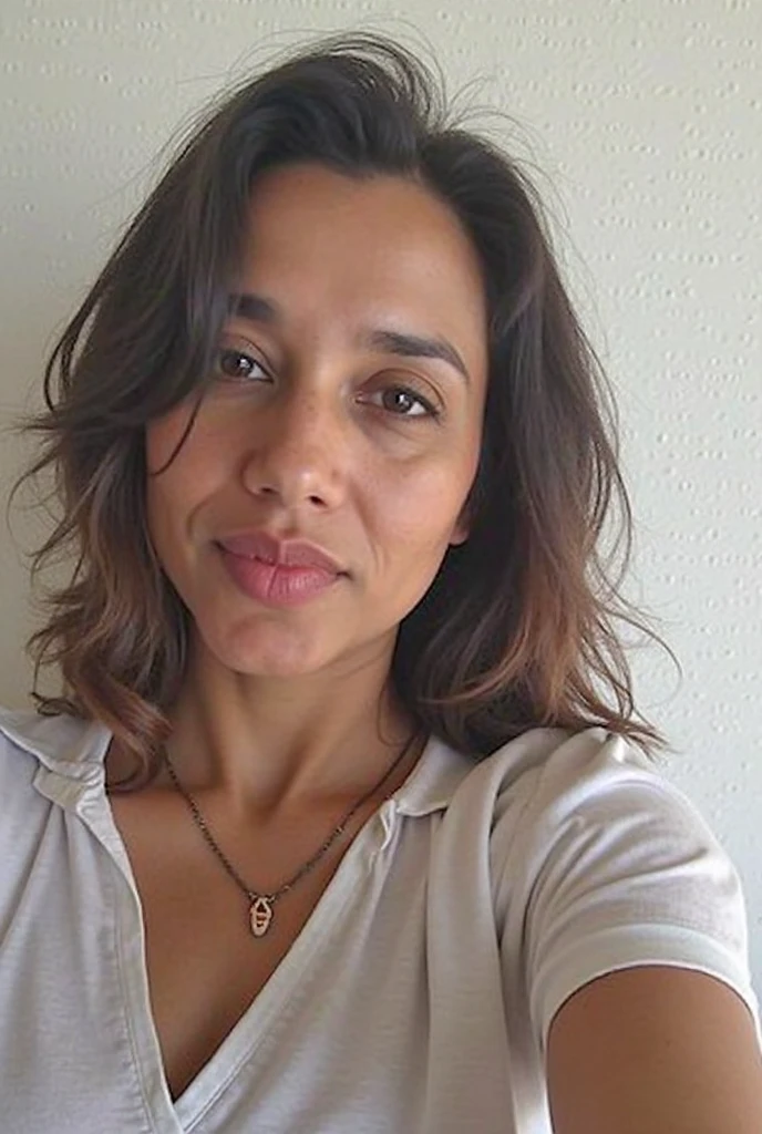 A 41-year-old Fijian woman, ((pechos grandes)), ((hiperrealismo)) ,. Short hair with light brown roots. cabello rubio, Hair with brown roots, cabello extra largo, cabello muy largo, really short hair hair, Pretty eyes, Front view, selfie, photo taken with iPhone, elegant black shirt with escote, escotada, selfie in the garden, high quality, selfie iPhone, cleavage