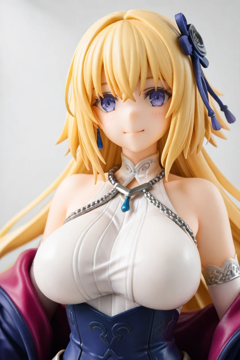 Figures、Blonde、Smiling with mouth closed