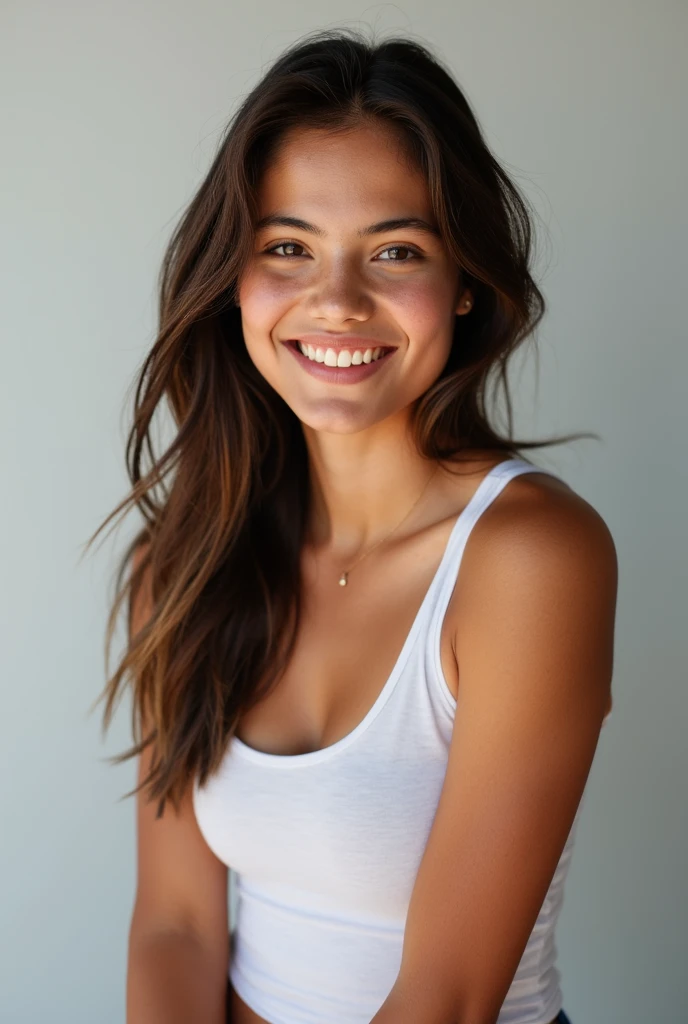L'image représente une jeune femme à l'expression enjouée. Elle a la peau bronzée, les yeux marrons Cheveux noirs long et  légèrement ondulés, elle porte une tenue de sport, on voit son entierement son buste sur la photo
