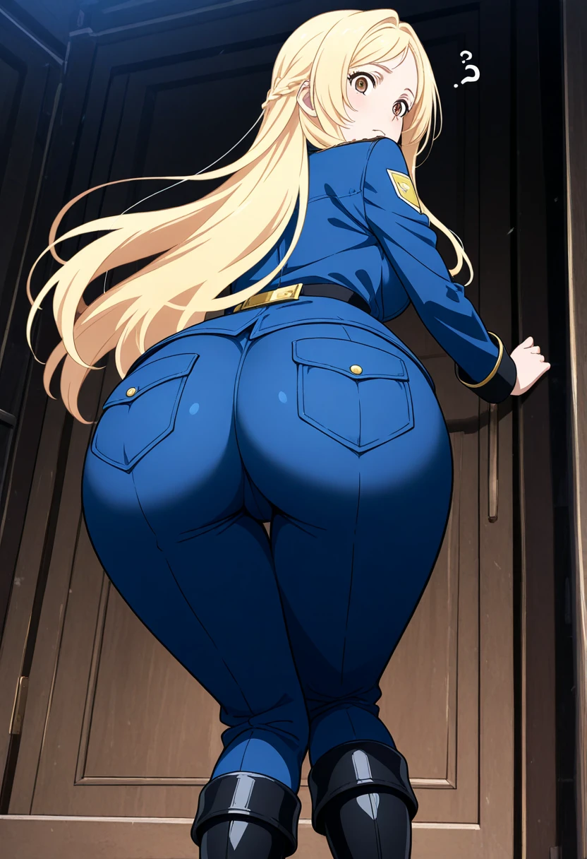 Una sexy chica rubia, vestida con uniforme escolar, caminando alegremente por un barrio peligroso a oscuras.