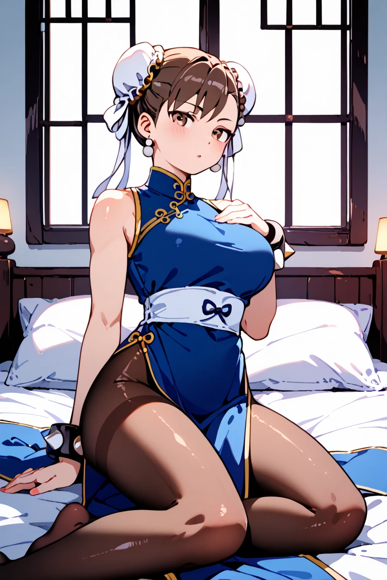 chun li, deitada numa cama branca, cama branca, uniforme azul classico, brown tights, belos olhos, olhos detalhados , quarto a tarde, pose sexy, olhando para frente, corpo sexy, belas coxas