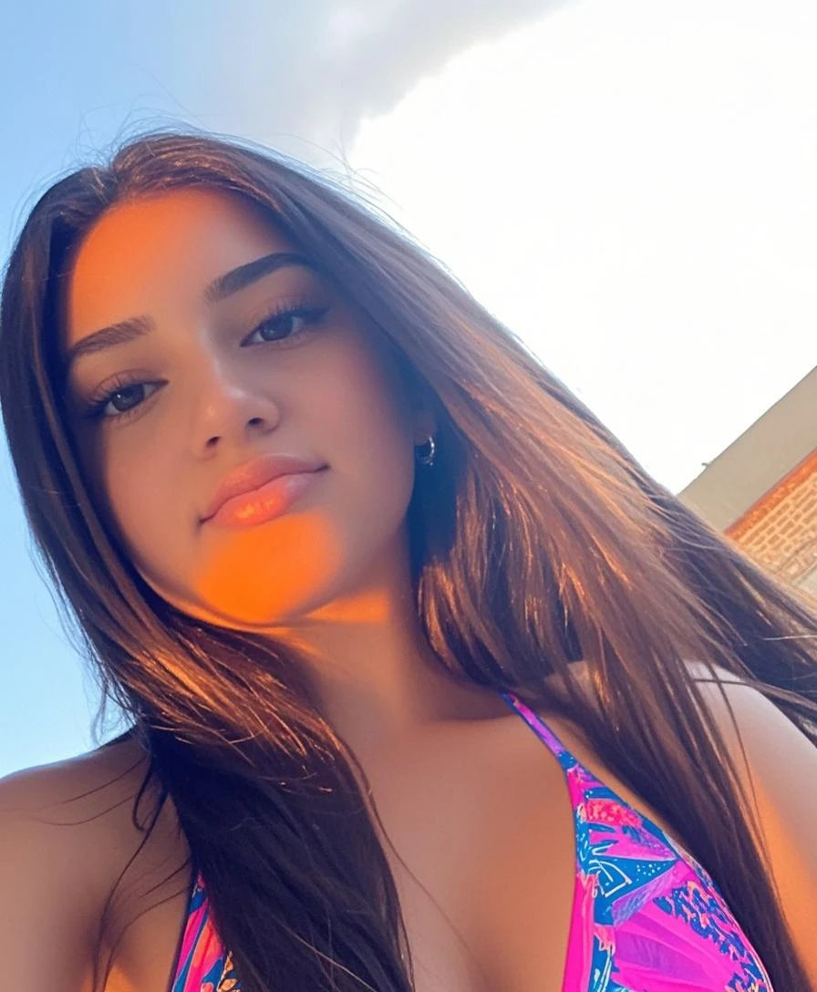 Foto de uma mulher morena de 20 anos, que tem um rosto muito natural, labios finos, olhos finos, sobrancelhas finas, nariz fino, brincos, long eyelashes. Ela faz uma selfie fofa em shopping em Rio de Janeiro na rua, andando e olhando para o espectador de corpo inteiro , com roupas vermelha