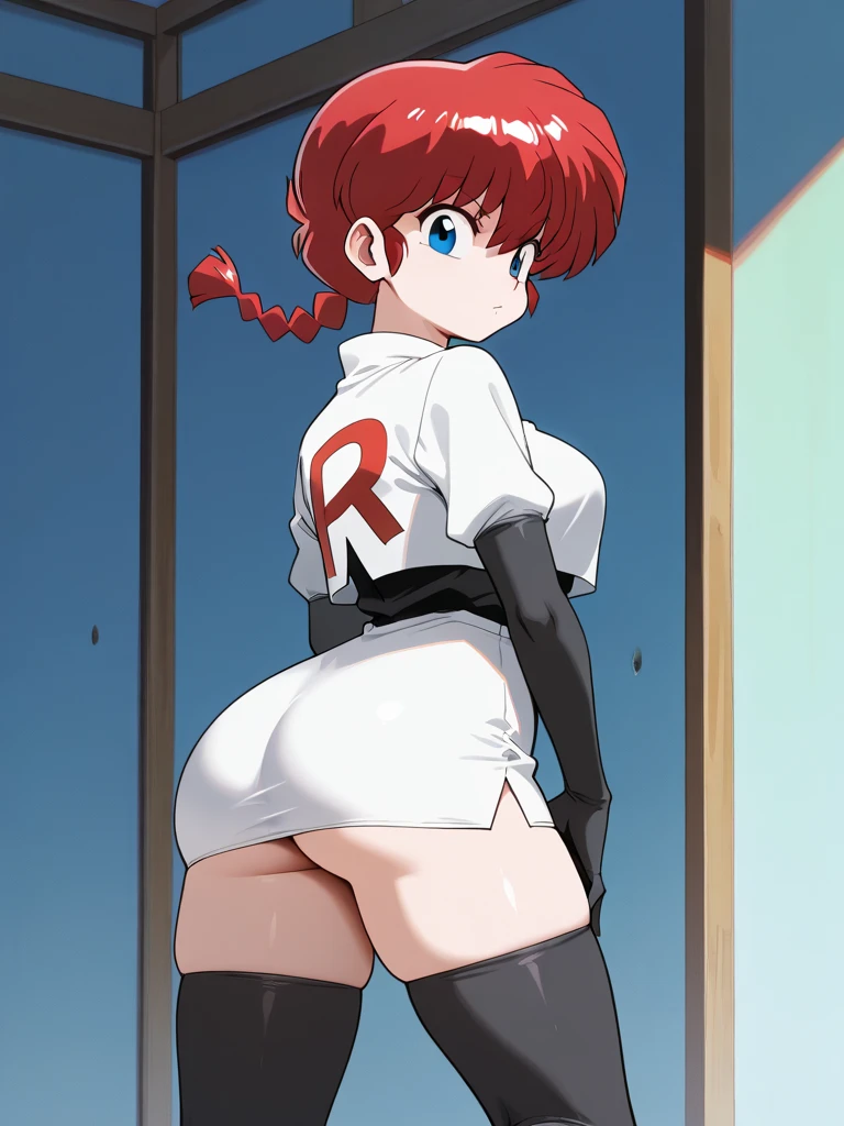 RanmaChan, cabello rojo, Cabello con trenza, ojos azules, ojos detallados, cuerpo completo, lindosexyrobutts, blusa negra apretada, top corto negro, ombligo descubierto, ropa pegada al cuerpo, Tanga sexy