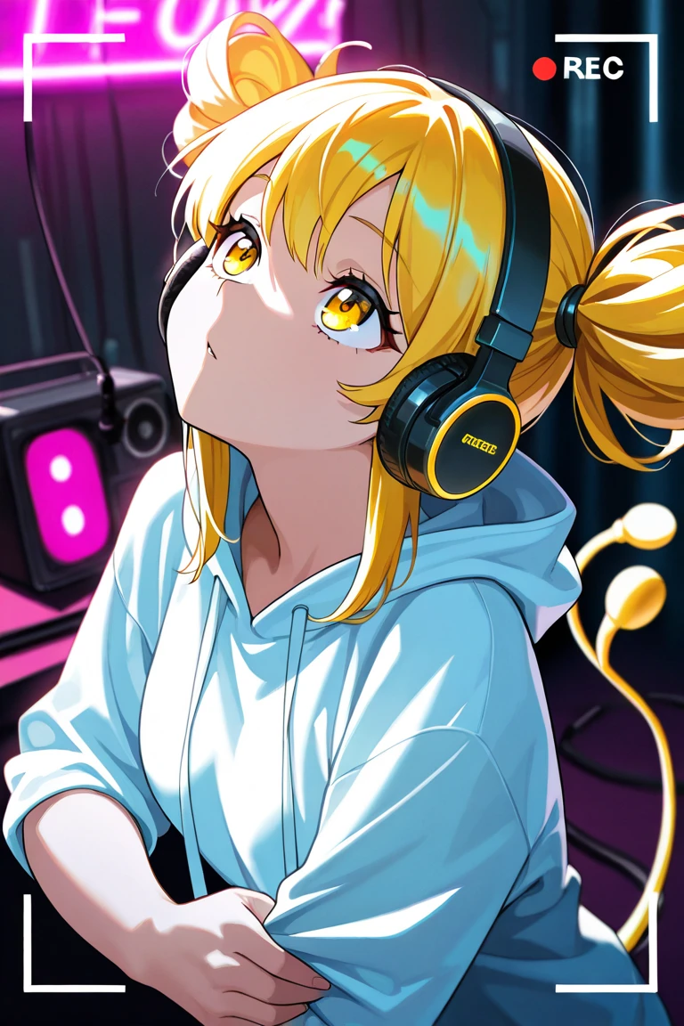 chica anime sentada frente a una computadora con auriculares puestos, digital arte del anime ciberpunk, cabello negro y naranjo con dos ponytails, arte del anime ciberpunk, anime ciberpunk moderno, anime ciberpunk, female chica anime ciberpunk, nocturno, estilo anime 4k, chica anime ciberpunk in hoodie, ciberpunk digital - arte anime, Chica seductora anime, arte animado digital, digital anime illustration