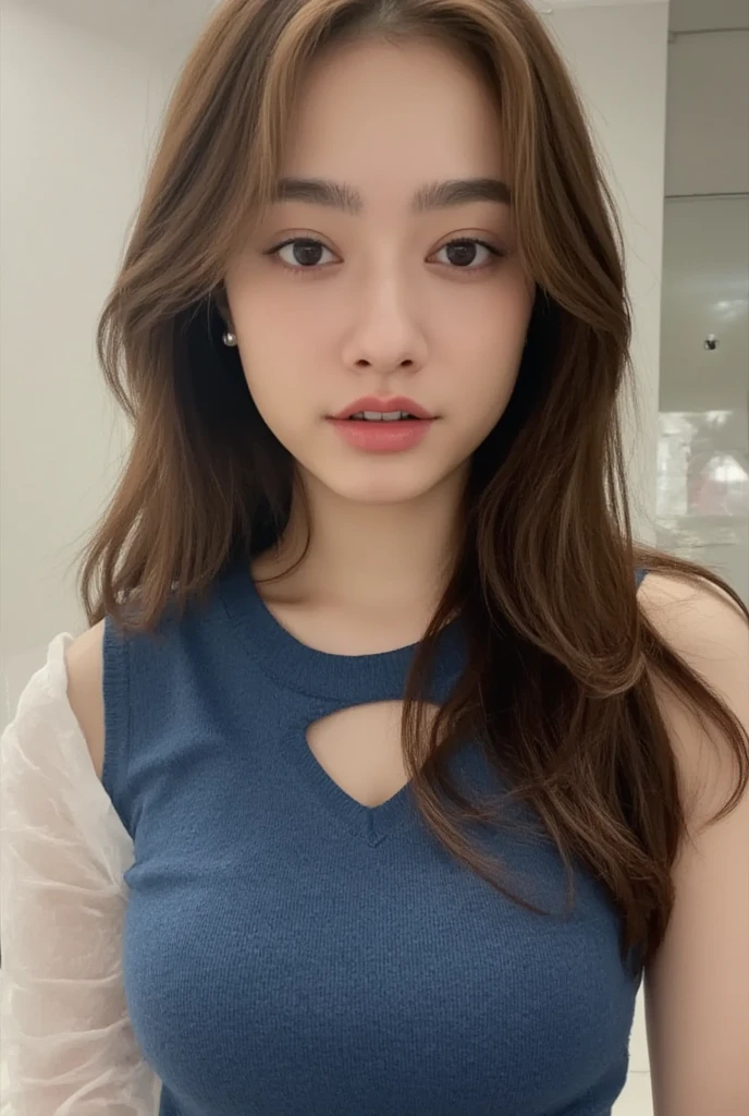 Highly detailed CG Unity 8K wallpapers，top Quority，ultra-detailliert，tmasterpiece，realisticlying，photos realistic，extremely detailed cute girl，21years old，（（lightbrown hair：1.4）），（（Dyed brown hair）），（gals），Round eyes，peeping at the viewer，Be red in the face，Parted Lip，Half-body photography，
tshirts， a bed， Half bread