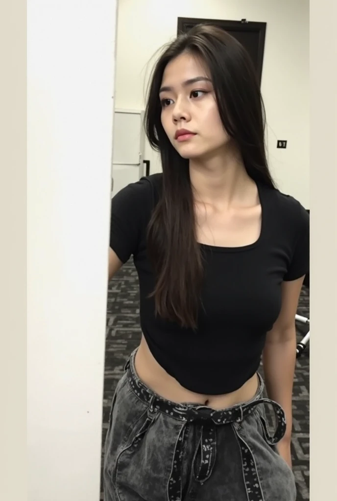 There is a woman standing in a room with a black top, she is wearing a black tank top, foto de menina magra model, linda mulher coreana jovem, Mulher sul-coreana bonita, menina coreana, foto de menina magra, foto fit, cintura magra e quadris grossos, usando uma regata preta cropped, tanque preto apertado, rosto e corpo atraentes