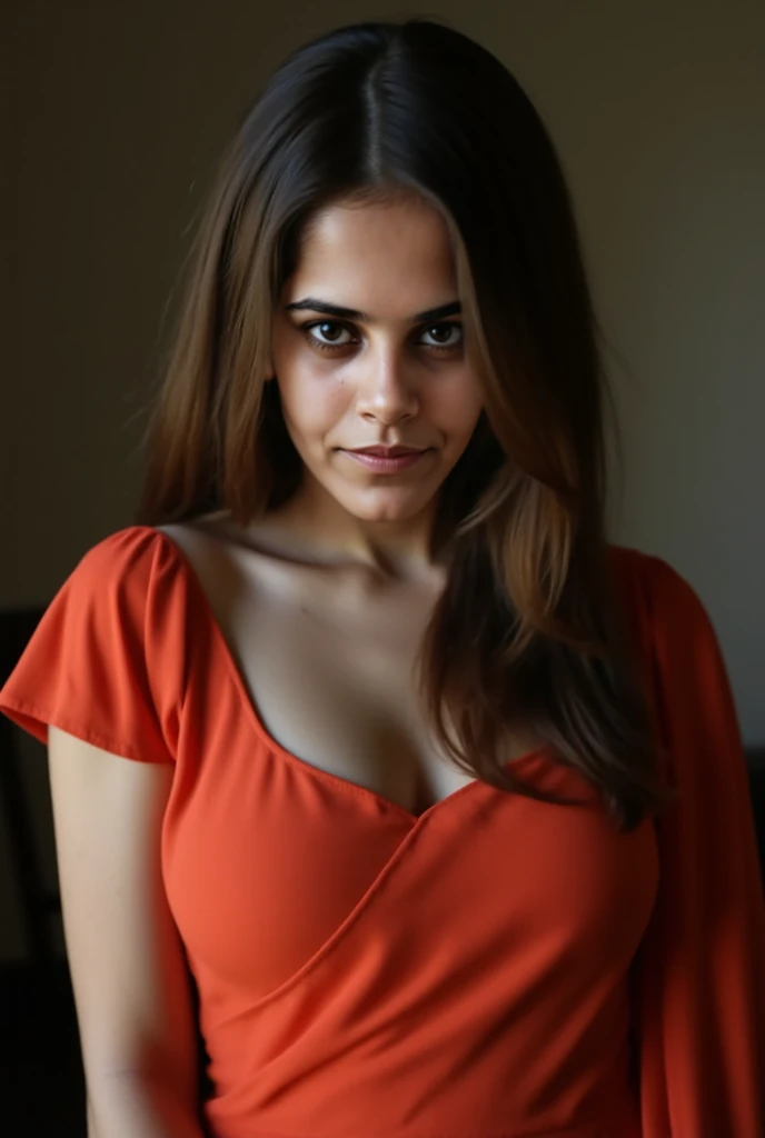 Mulher jovem, rosto bonito, cabelo vermelho e vestido preto