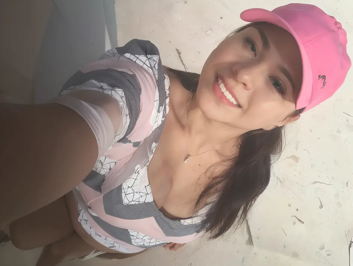 Menina bonita de 18 anos, olhos grandes, seios grandes, pequeno e esguio, 8k, Qualidade Superior, (Very detailed head: 1.0), (rosto muito detalhado: 1.0), (cabelo muito detalhado: 1.0), maid clothes, arte oficial muito detalhada, estilo de arte moe anime, arte de anime limpa e detalhada, sorrir, cabelos dourados, Cabelos longos e lisos