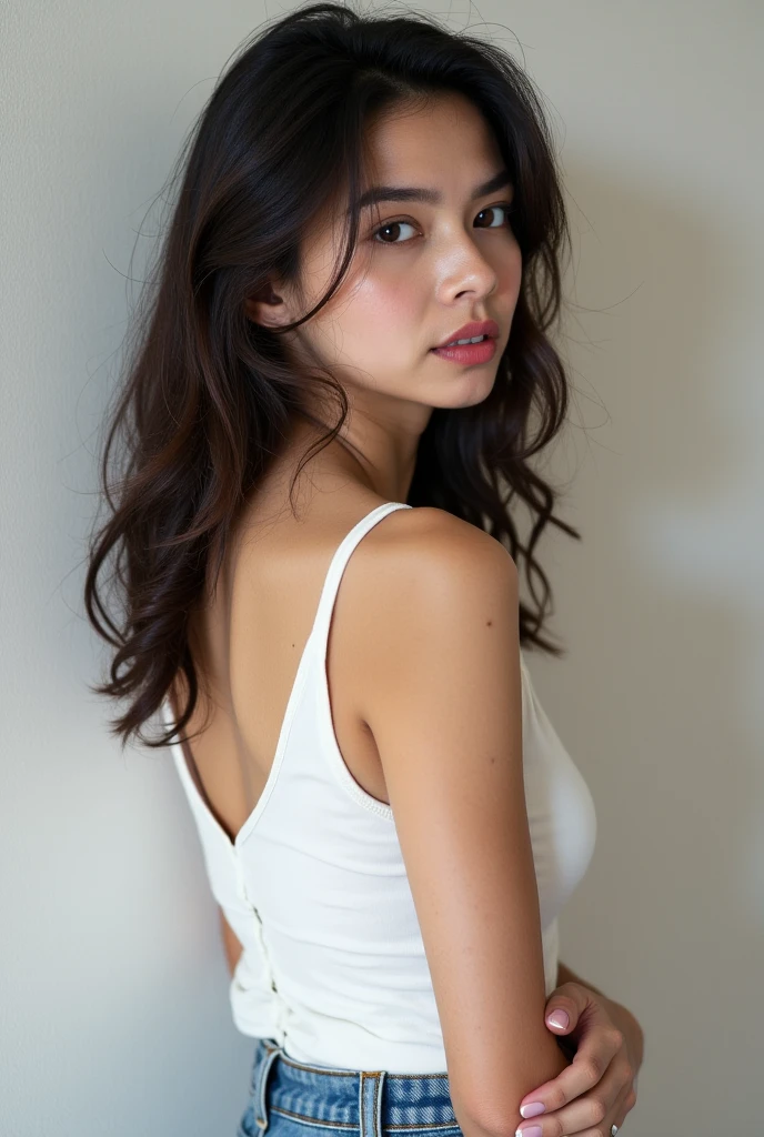 Mujer blanca, cabello ondulado negro, mirada bonita, labios delgados, 65 kilos de peso, con buen cuerpo, peinado (molote)