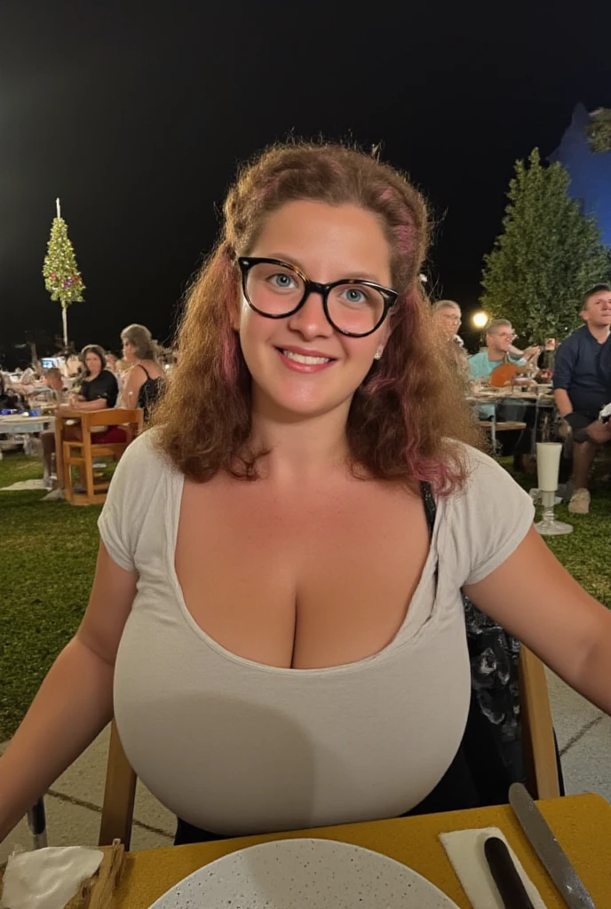 Mulher loira, olhos verdes, 40 anos, (mais tamanho) com cabelo curto bob, she is wearing warm clothes, sitting at a table on the terrace of a restaurant at the top of a building, observing a night in São Paulo