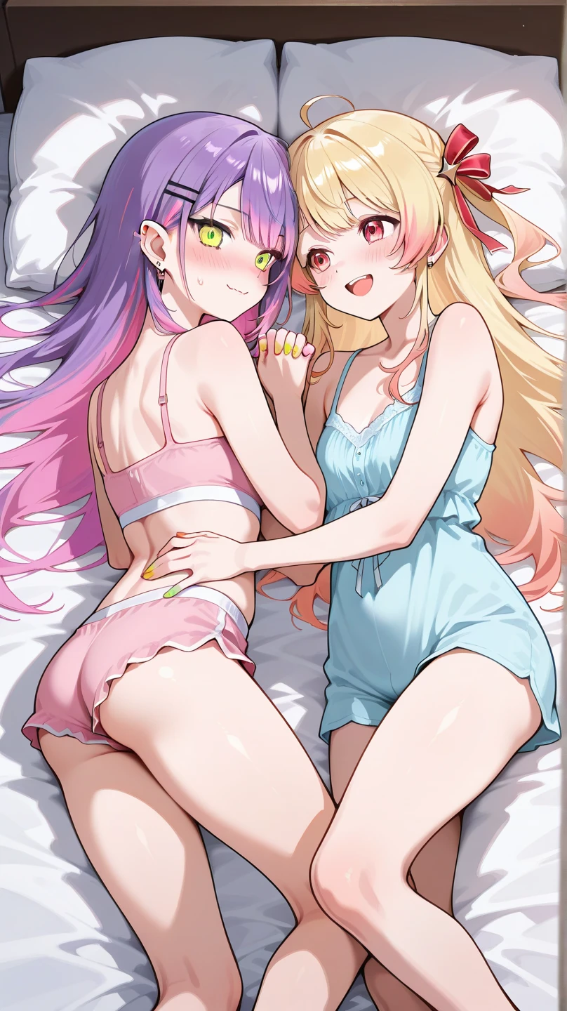 Garota sorridente, com roupas muito apertada nas partes intimas, em cima da cama, com sua melhor amiga, rubbing their private parts together, tendo orgasmo