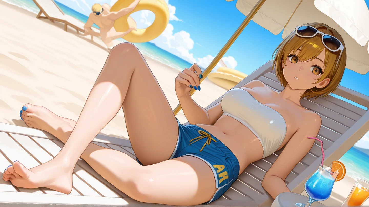 mujer rubia dormida boca abajo de cuerpo completo en el desierto, Bikini blanco