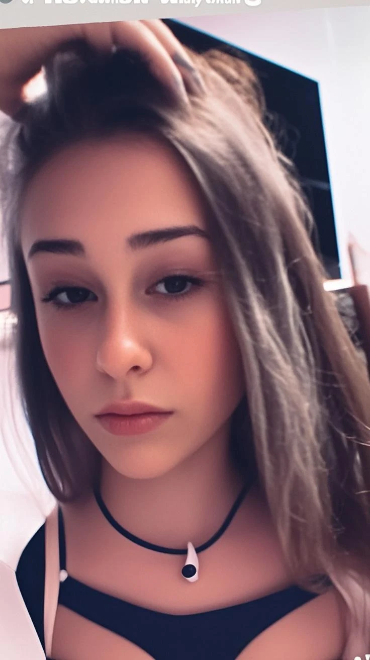 Instagram-Foto, Nahaufnahme Gesicht Foto von 23 Y.o Chloe im Ausschnitt, where you can see breasts, Spaltung, blasse Haut, Harte Schatten