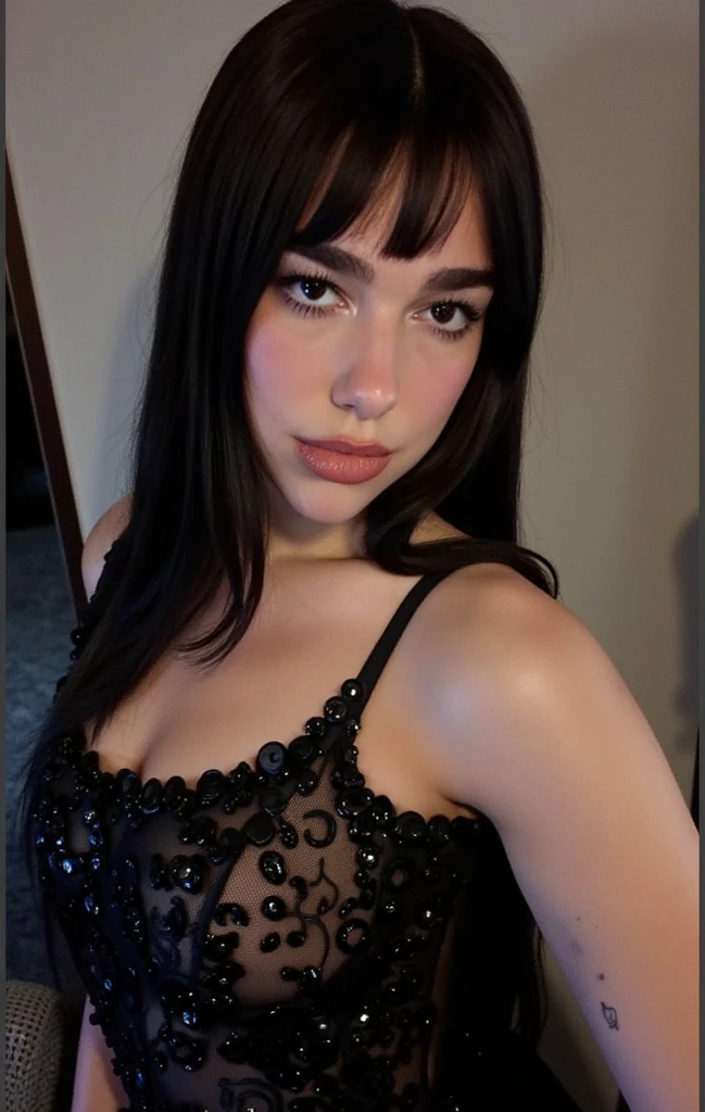 Una mujer en un motel con top negro minifalda negra pelo rojizo,pelo lacio,ojos de color face, ojos pardos, delineado