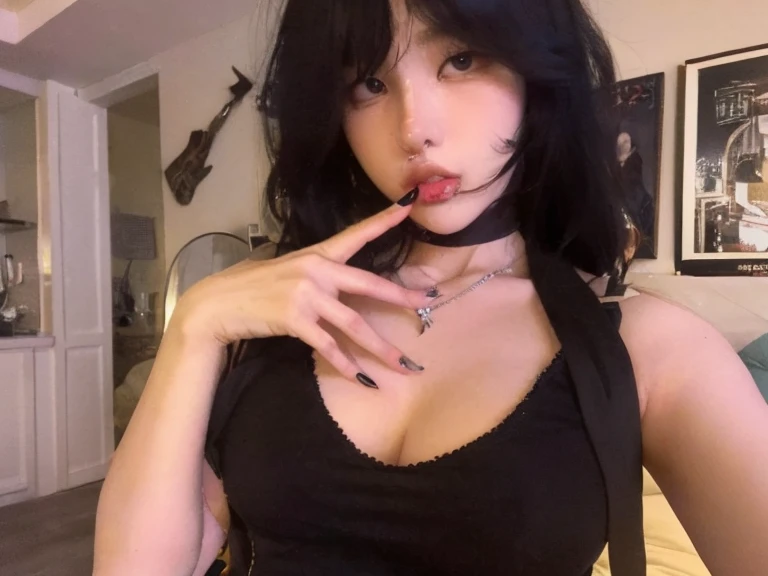 mulher arafada de cabelo preto e estrangulamento posando para foto, 1 7 - year - old goth girl, ela tem cabelo preto com franja, pale gothic beauty, amoranto, imagem de perfil, goth girl aesthetic, with pale skin, young beautiful amoranto, 18 anos de idade, goth girl, she is wearing a black blouse