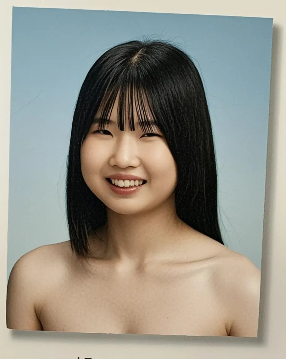 (8k,RAW Photos,Highest quality,masterpiece:1.4),(Realistic),1 girl,(((,Completely nakell breasts,Vm the front))),Lots of eyelashes,Glowing eyelids,skeletally correct,(14 years old:1.21.6),(close ~ eye:1t Chest:1.8),(A big smile:1.4),(White teeth:1.2)