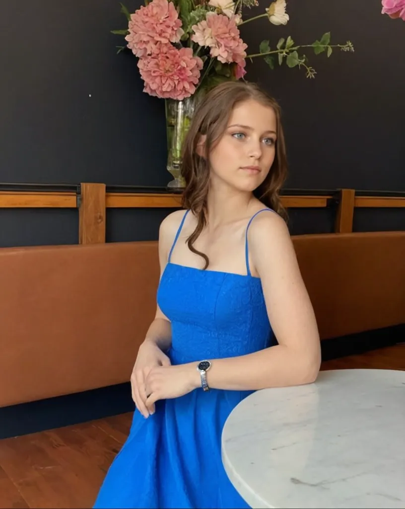 gquality, <lora:mayichi-10:1> 1girl, upper body, outdoors