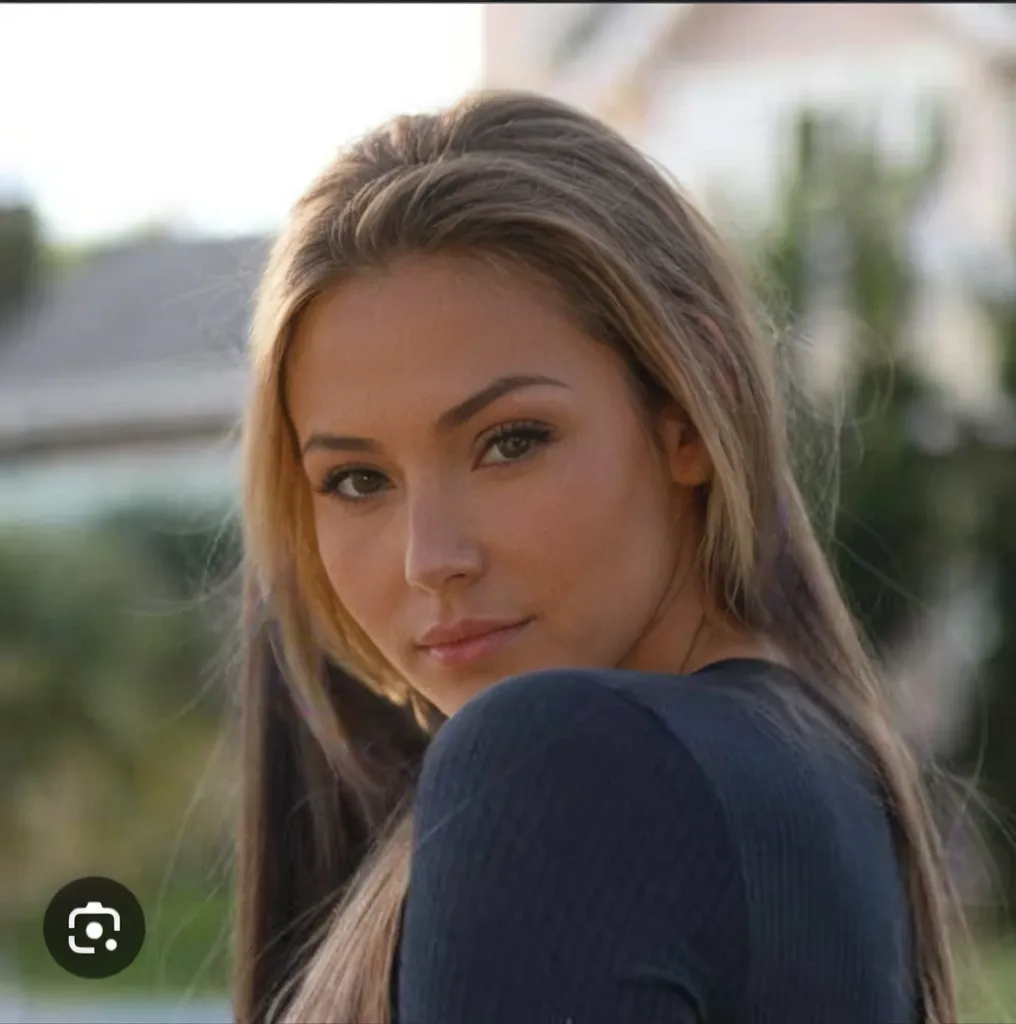 Une femme blonde foncée de 23 ans, ((gros seins)), ((hyperréalisme)) ,. Cheveux blond foncé avec des racines châtain clair. cheveux blond, Cheveux aux racines brunes, cheveux très longs, cheveux très longs, cheveux très longs, Beau, vue de face, selfie, photo prise avec iPhone, chemise noire élégante avec escote, Coupe-bas, selfie dans le jardin, Haute qualité, selfie iPhone, clivage