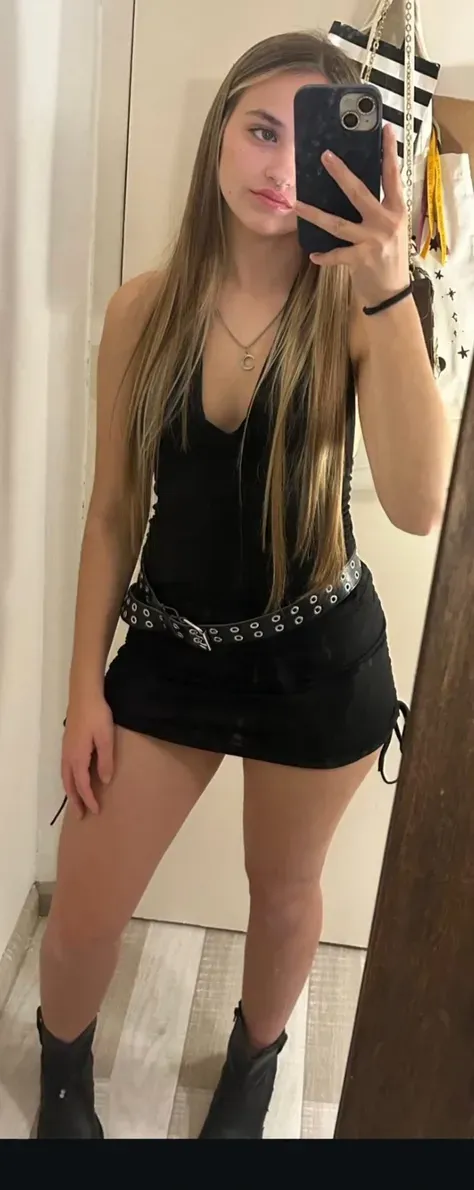Mujer rubia vestida de cuero ????? posando para una foto., ayahausca, look sexy, Yukky, 2 0 yo, 20yo, lorena avarez, Ella tiene about 20 yo, she is about 2 0 years old, 1614572159, 2 4 year old female model, about 20 yo