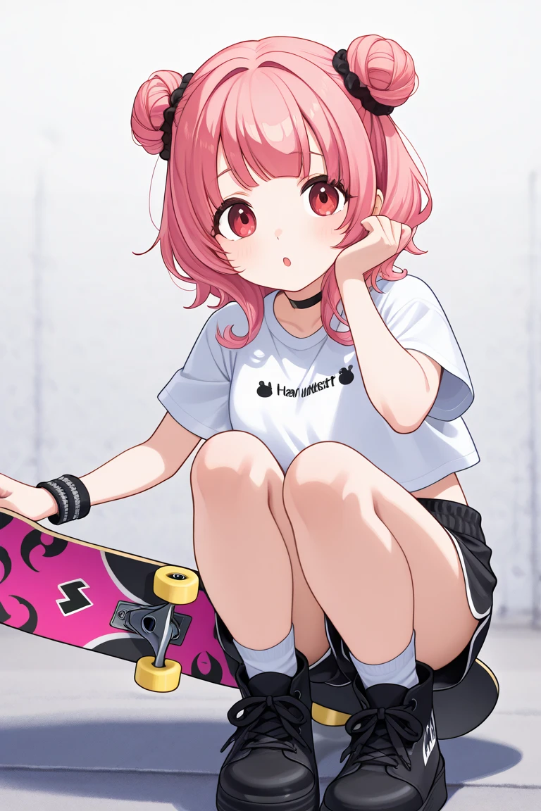 (masterpiece, best quality:1.2), 1girl, solo, adolescente, cabello rosa (esponjoso), ojos marrones (grandes), mejillas coloradas, camiseta negra (por fuera), falda rosa, calzados morados, guantes negros, visores en la cabeza