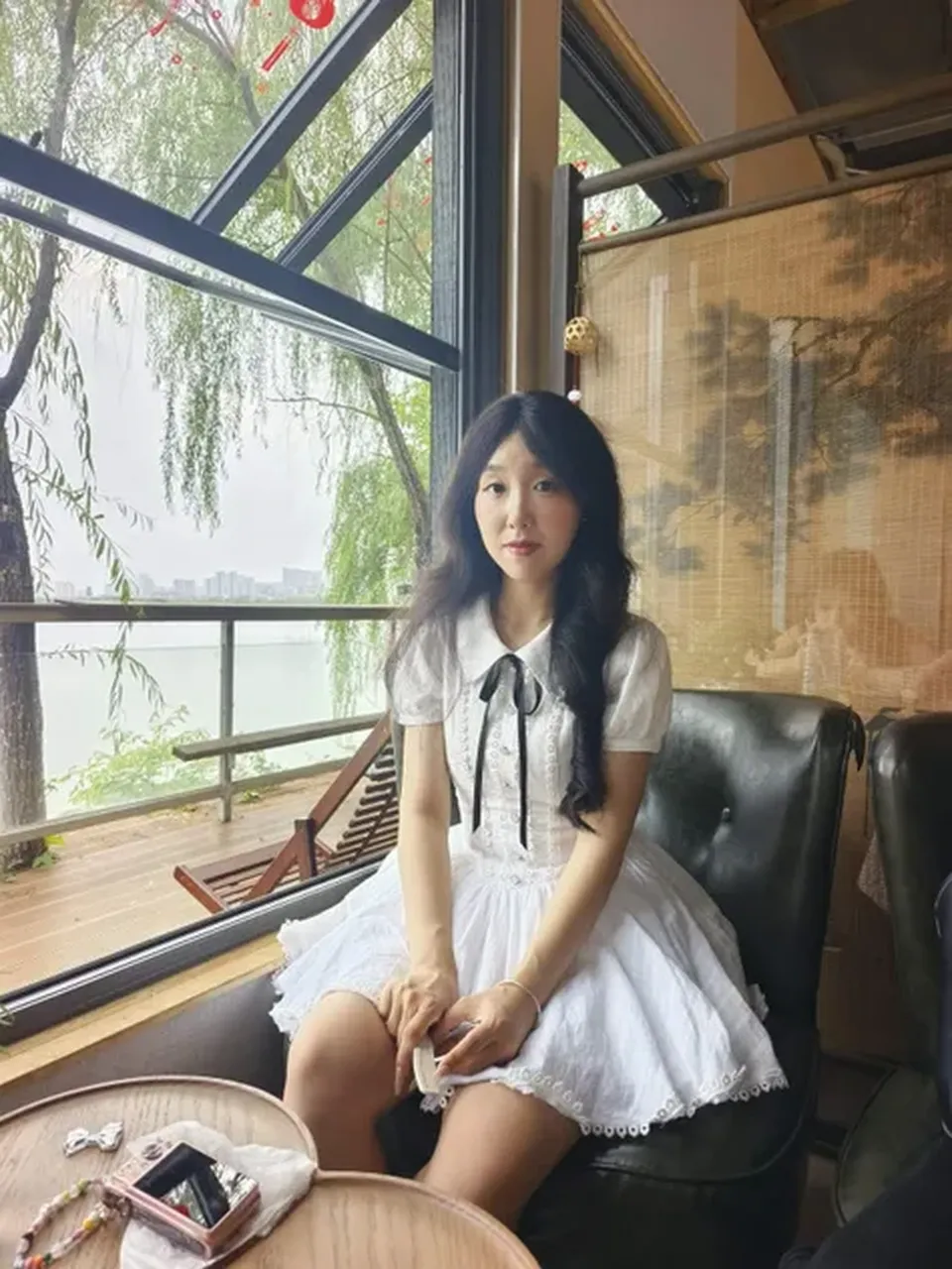 Age 18 years，HEIGHT 168CM，He is currently in his third year of high school。

People as their name suggests，Bai Ruxue's skin is pure and flawless，Pink and translucent，Plus a slender and proud figure，An innocent face as pure as first love，Long black hair as straight as a waterfall，Paired with a crisp high school uniform and a reminiscent of the imagination，A pleated skirt that shows off half of the thighs，All these factors made her quite popular in school。It seems to be as pure as jade，Actually quite obsessed with masturbation。Speaking up，In case everyone sees that they are actually getting lewd by two vibrators in class，Wet butt，Will the boys be on their own...

They must have wanted to see what my naked body looked like？Maybe there will be boys who will think of me playing with  at night...