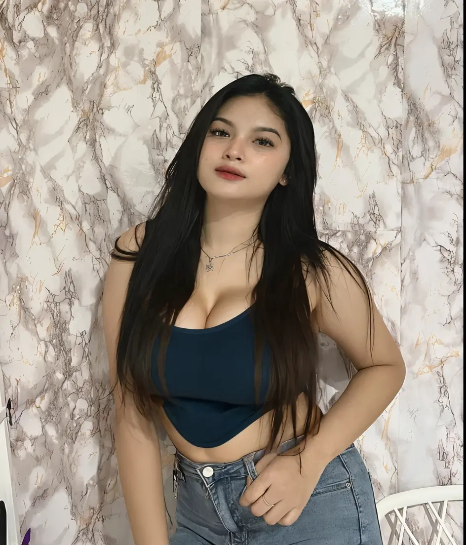 there is a woman taking a selfie in the bathroom mirror, Violeta Myers, Kylie Jenner, angelawhite, ayahausca, Cindy Avelino, 18 anos de idade, modelo do instagram, imagem de perfil, Alena, lorena avarez, 22 anos de idade, mulher de 30 anos, Mulher de 3 0 anos, 21 anos de idade