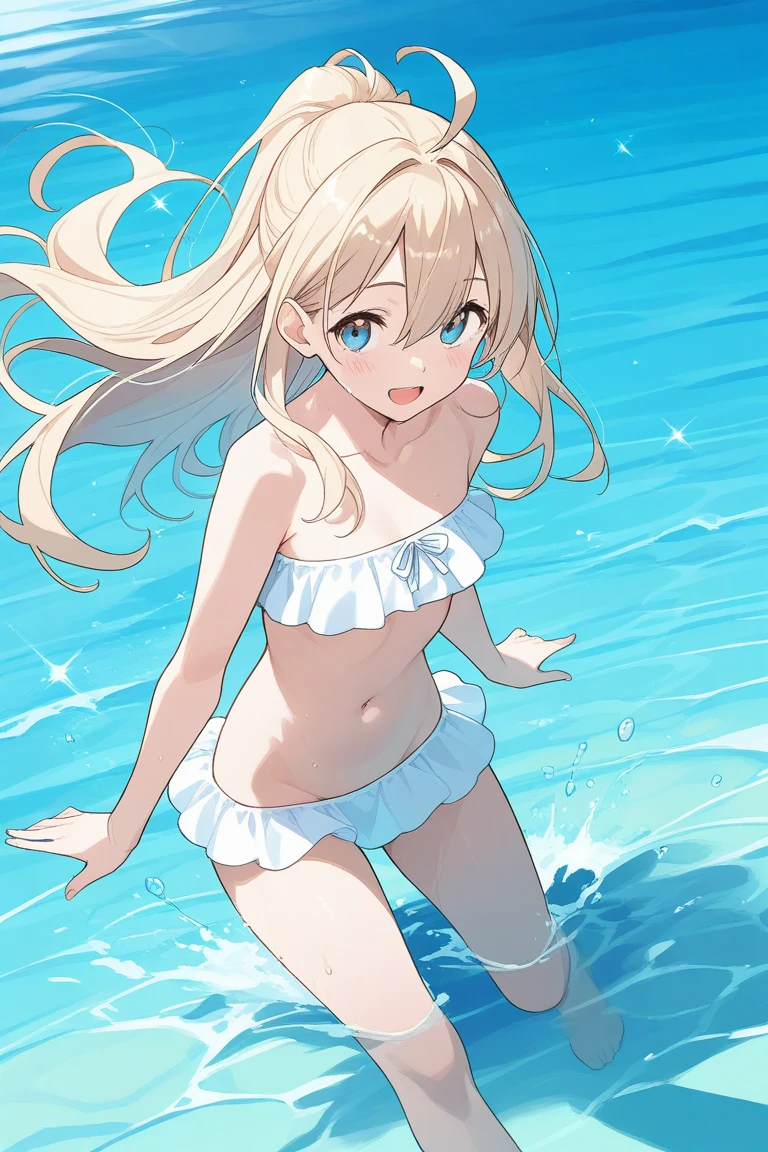 20-year-old women、Swimwear、Ocean、Oceanの水をかけている、playing、smile、Blonde