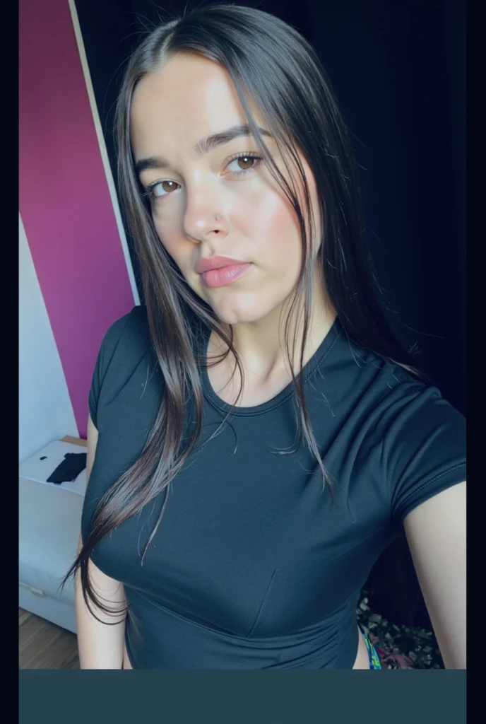Mujer, 18 years, viste como colegiala, falda gris corta, blusa escolar y medias hasta las rodillas. Tes blanca, cabello color negro, ojos color azul, grandes muslos y trasero grande, 