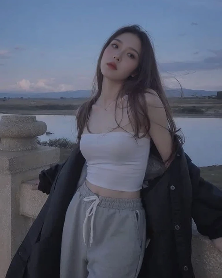 ((Midnight, Best quality, 8k, Masterpiece :1.3)), Whole body, Long legs, Sharp focus :1.2, A pretty woman with perfect figure :1.4, Slender abs :1.1, ((Dark brown hair, Big breasts :1.2)), (White tight tshirt, Jean bib, Standing:1.2), ((Night city view, Rooftop:1.3)), Highly detailed face and skin texture, Detailed eyes, Double eyelid