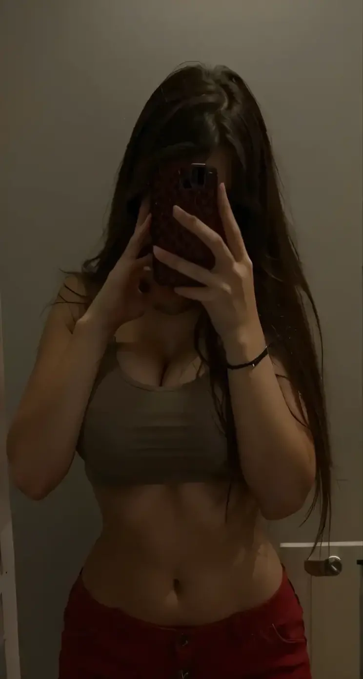 ((melhor qualidade, 4k, obra de arte: 1.3)), Uma linda mulher com figura perfeita: 1.4, (abdomen, developed hand muscles: 1.2), Cabelos Morenos Cacheados, moletom, , academia, Textura facial e da pele altamente detalhada, olhos detalhados, grande forma de peito