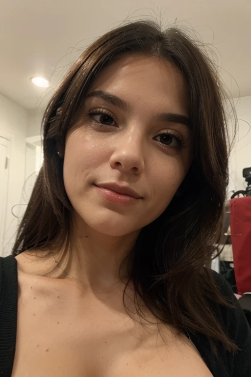 Mujer latina, de pelo largo y negro, de tetas muy grandes, 23 years old, Ella se toma una selfie de su cara, leve sonrisa, escote, ((mano en la cara)).