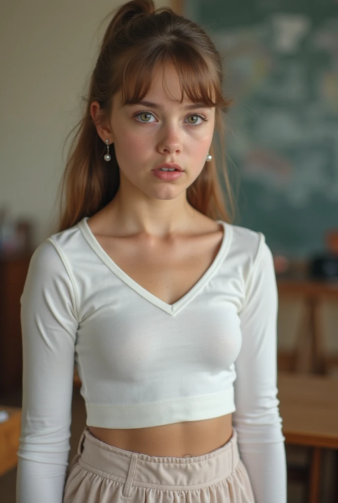 16 year old girl, rasgos estadounidense, piel blanca, labios carnosos naturales, long light brown hair with bangs, atractiva Aparenta tener mas edad. Vestido amarillo con escote con detalles negros